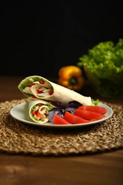 Shawarma, tavuk ile rulo, pide, salata