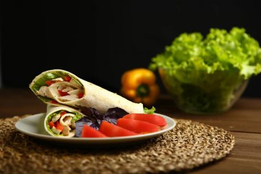 Shawarma, tavuk ile rulo, pide, salata