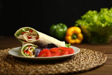 Shawarma, tavuk ile rulo, pide, salata