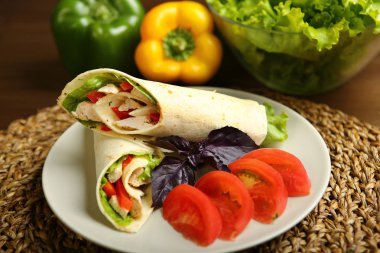 Shawarma, tavuk ile rulo, pide, salata