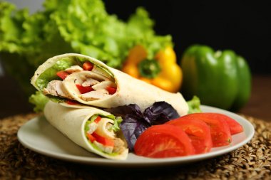 Shawarma, tavuk ile rulo, pide, salata