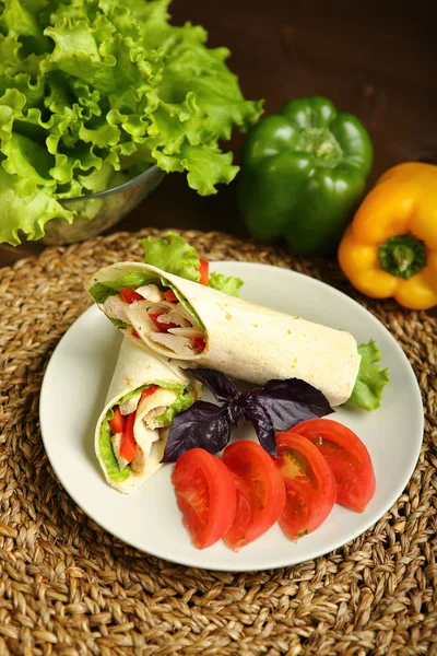 Shawarma, rolo com frango, salada em pão pita — Fotografia de Stock