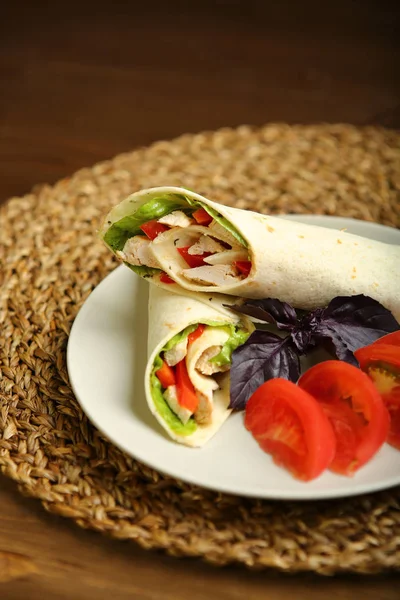 Shawarma, roll with chicken, salad in pita bread — Stock Photo, Image