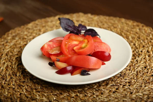 Salada de tomate e ameixas vermelhas com manjericão para uma dieta saudável — Fotografia de Stock