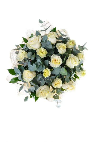 Buquê de rosas brancas e eucalipto — Fotografia de Stock