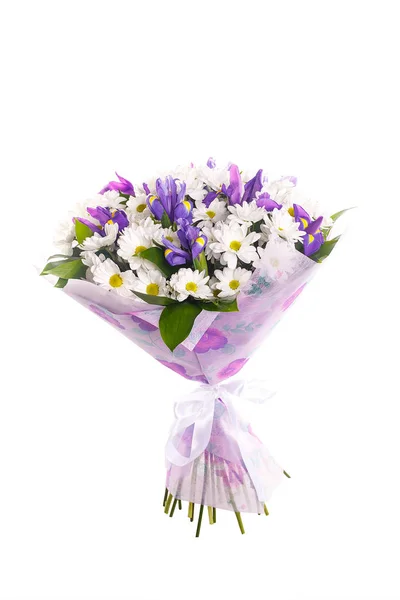 Bouquet of flowers from chamomiles and irises — Stock Photo, Image