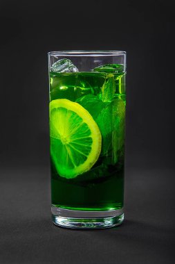 Limon ve nane ile yaz içki siyah izole