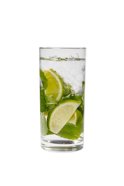 Sommergetränk mit Limette und Minze isoliert weiß — Stockfoto