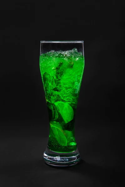 Summer drink with lime and mint isolated black — Stock Photo, Image