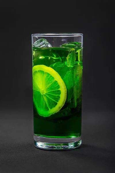 Summer drink with lime and mint isolated black — Stock Photo, Image