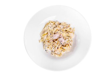 Makarna, erişte ile balık ve susam beyaz izole.