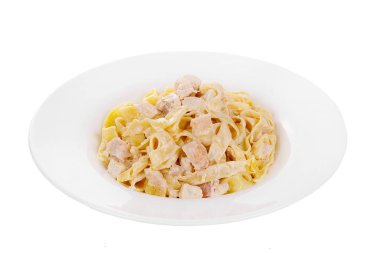 Makarna, erişte tavuk ile beyaz izole.