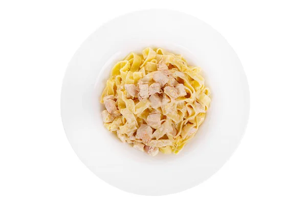 Pasta, nudlar med kyckling isolerade vit — Stockfoto
