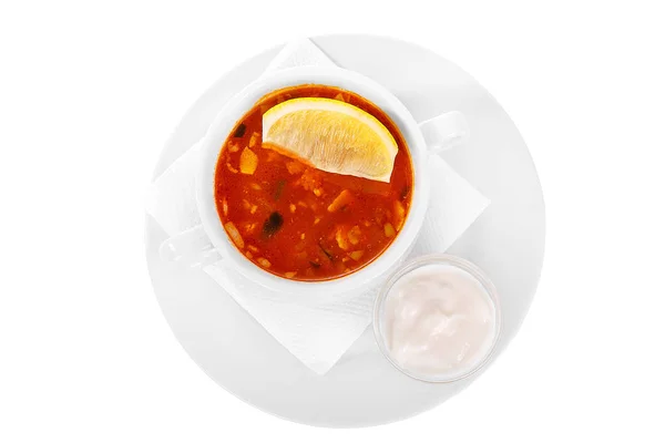 Suppe in einem weißen Teller isoliert weiß — Stockfoto