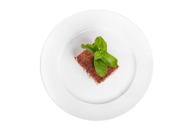 Tiramisu izole beyaz tabak beyaz üzerine nane ile