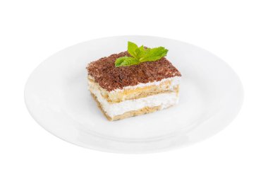 Tiramisu izole beyaz tabak beyaz üzerine nane ile