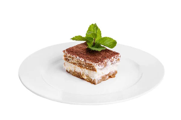 Tiramisù con menta su una piastra bianca isolata bianca — Foto Stock