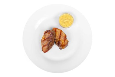 Eti biftek hardallı sos izole beyaz