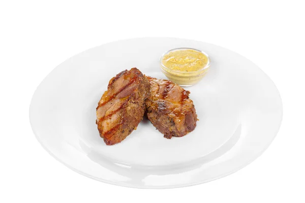 Мясо стейк с горчичным соусом изолирован белый — стоковое фото
