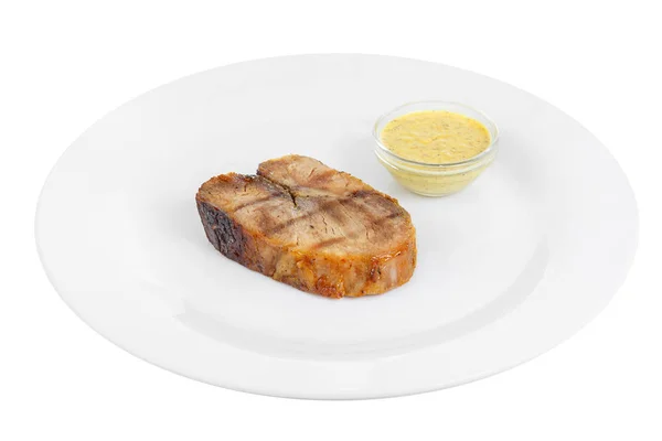 Мясо стейк с горчичным соусом изолирован белый — стоковое фото