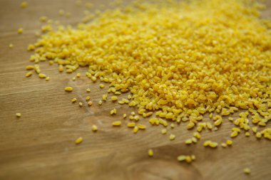 Bulgur, hububat ahşap arka plan üzerinde