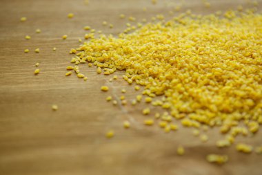 Bulgur, hububat ahşap arka plan üzerinde