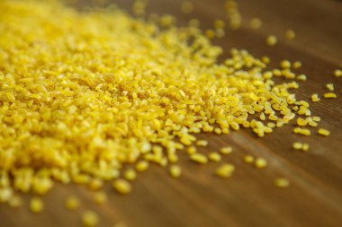 Bulgur, hububat ahşap arka plan üzerinde