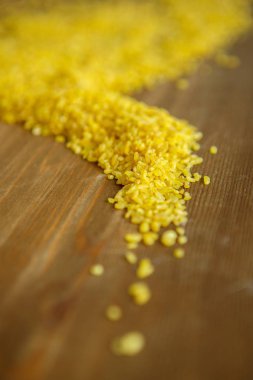 Bulgur, hububat ahşap arka plan üzerinde