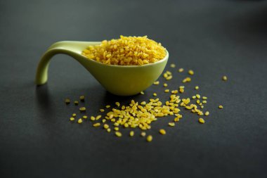 Bulgar, siyah bir arka plan bir kase tahıl