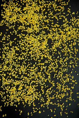 Bulgur, hububat desen siyah bir zemin üzerine