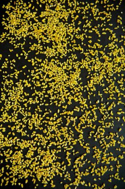 Bulgur, hububat desen siyah bir zemin üzerine