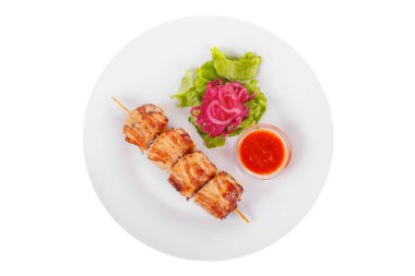 Şiş kebap garnitür izole sos ile