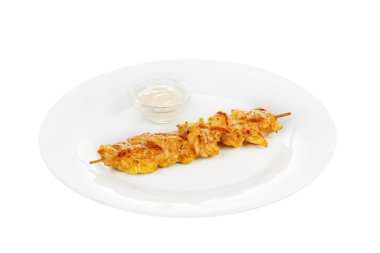 Şiş kebap garnitür izole sos ile