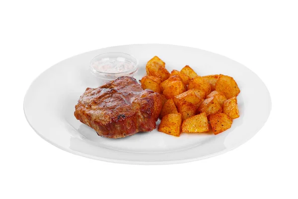 Мясо стейк с белым соусом, картофель изолированный белый — стоковое фото