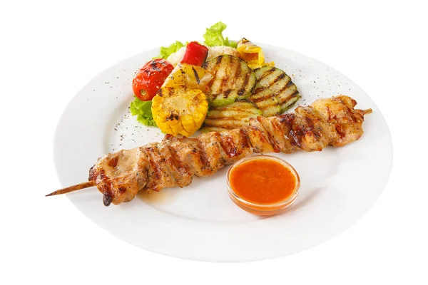 Kebab shish com molho isolado com legumes — Fotografia de Stock