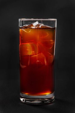 Yaz izole siyah arka plan üzerine kokteyl