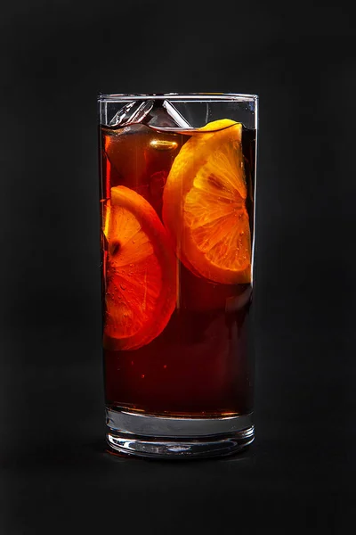 Letní koktejl na izolované černém pozadí — Stock fotografie