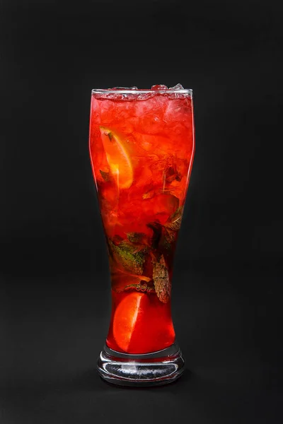 Zomer cocktail op geïsoleerde zwarte achtergrond — Stockfoto