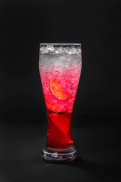 Zomer cocktail op geïsoleerde zwarte achtergrond — Stockfoto