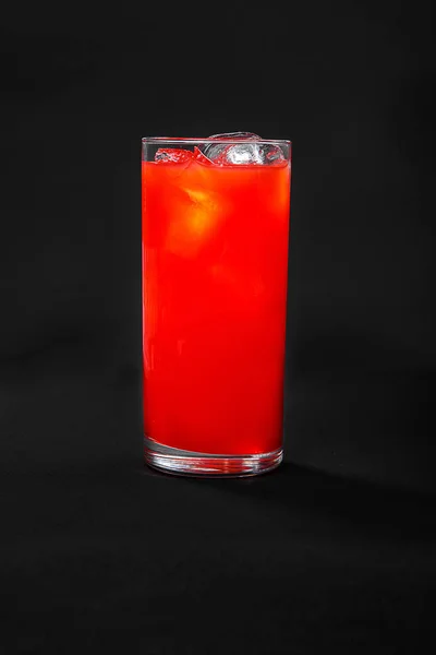Cocktail d'été sur fond noir isolé — Photo