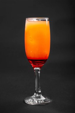 Yaz izole siyah arka plan üzerine kokteyl