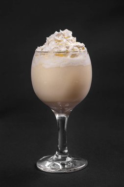 Yaz izole siyah arka plan üzerine kokteyl