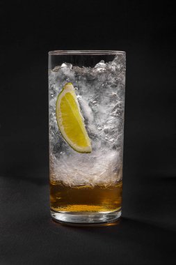 Yaz izole siyah arka plan üzerine kokteyl