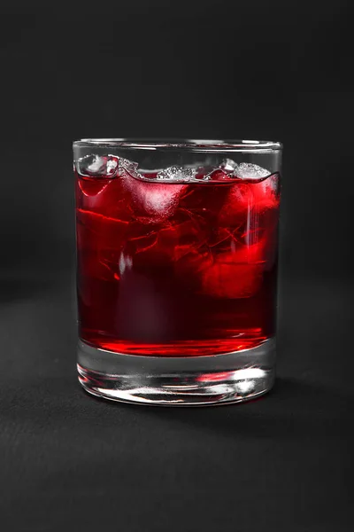 Cocktail d'été sur fond noir isolé — Photo