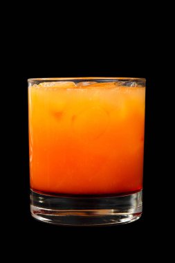 Yaz izole siyah arka plan üzerine kokteyl