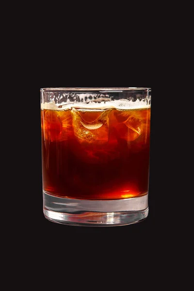 Cocktail estivo su sfondo nero isolato — Foto Stock