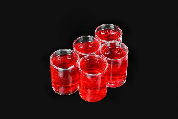 Cocktail estivo su sfondo nero isolato — Foto Stock