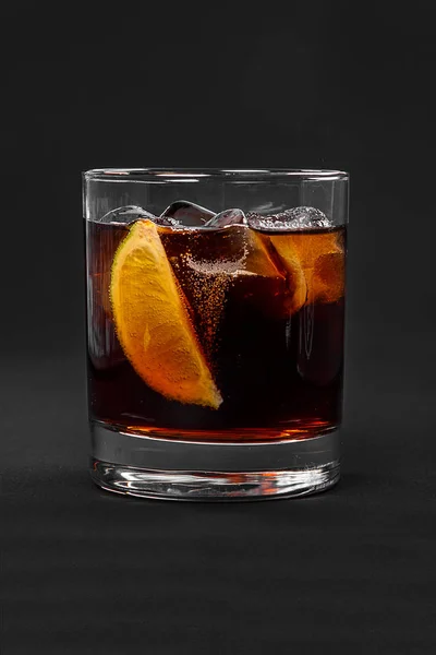 Летний коктейль на изолированном черном фоне — стоковое фото