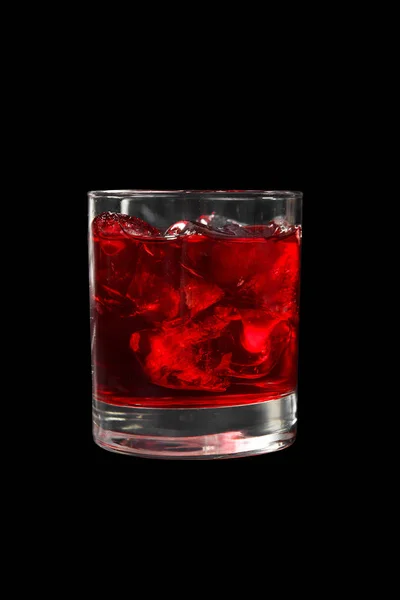 Летний коктейль на изолированном черном фоне — стоковое фото