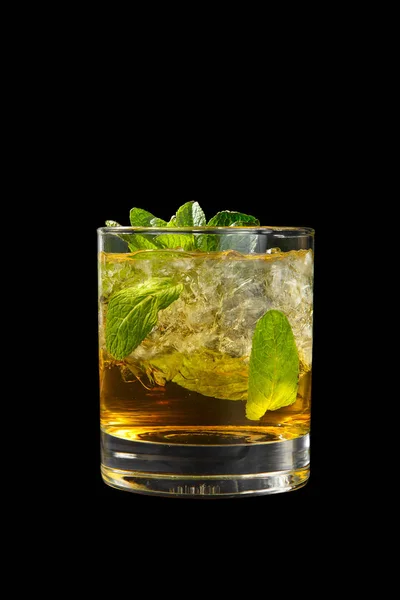 Sommar cocktail på isolerade svart bakgrund — Stockfoto